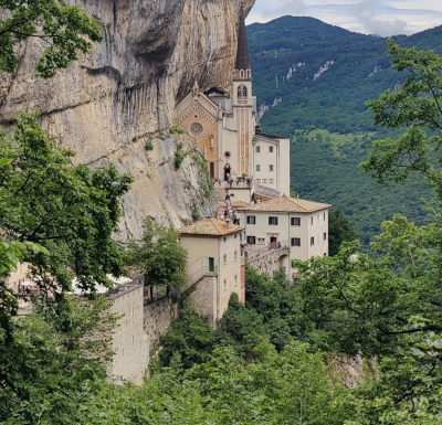 madonna della coronna