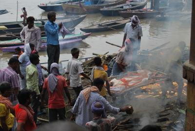 cremacion en Varanasi