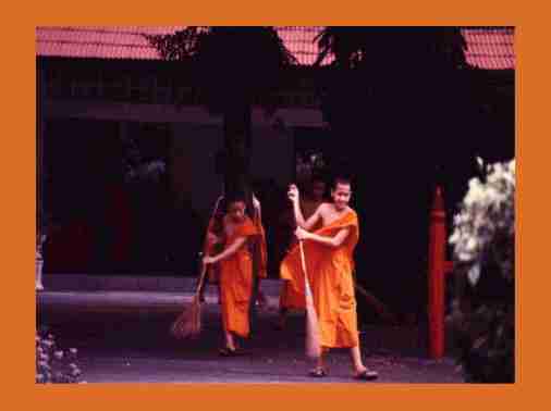 novicios de limpieza en templo thai